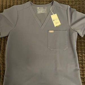 Figs scrub top. “Space Navy” color. Catarina  One-Pocket style scrub top